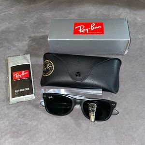 Ray-Ban New Wayfarer Sunglasses, Rubber Black, Green lenses. Brand New